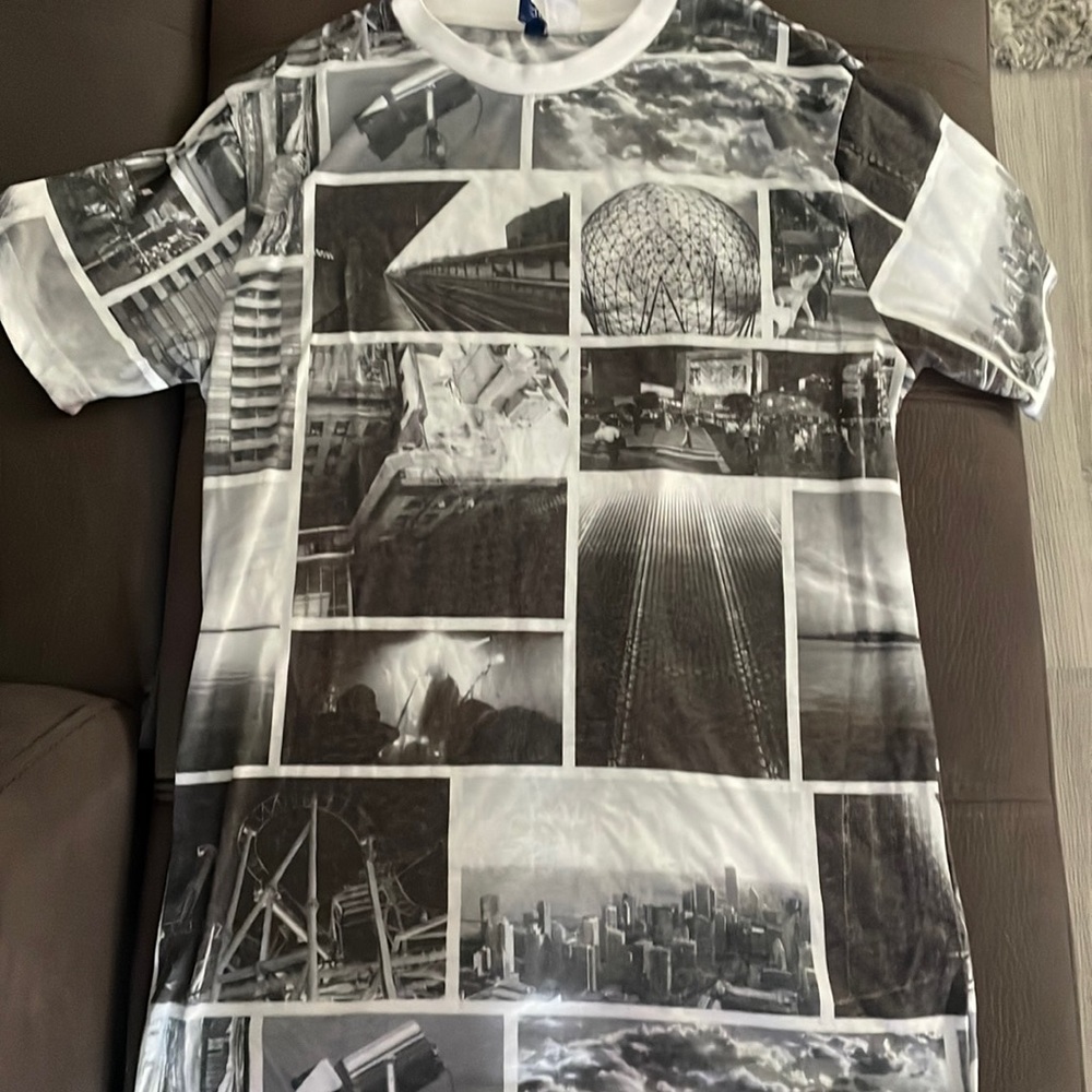 DIVIDED H&M White & Gray T-Shirt with Design Size XS